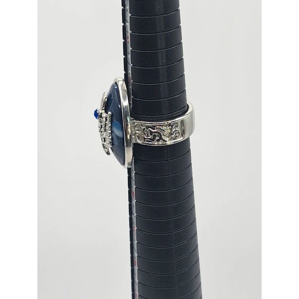 Size 8 ring - Picture 2 of 3